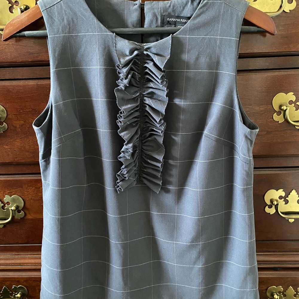 Banana Republic Gray Ruffled Sleeveless Scoop Neck Blouse